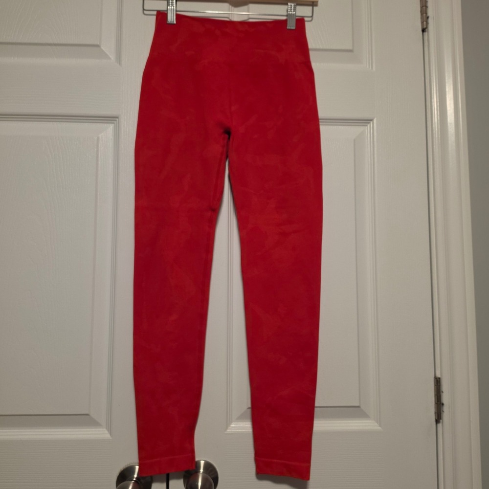 AUROLA Intensify Seamless Camo Scrunch Butt Leggings Red Size Small